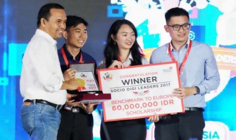 Herdy Harman, Chief Human Capital Officer PT Telkom, berpose bersama pemenang Socio Digi Leader 2017  di Bandung Digital Valley.