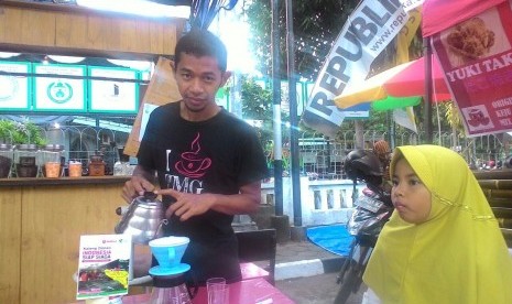 Heriyanto pemilik kedai Coffee Charity