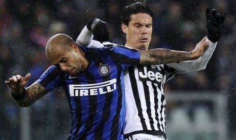 Gelandang Juventus, Anderson Hernanes (kanan).