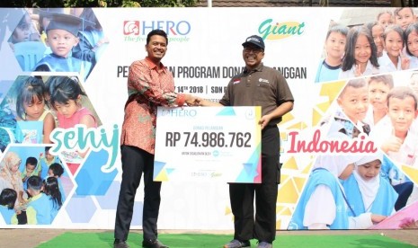 Hero Supermarket dan Giant meresmikan Program Donasi Pelanggan pada acara “Fun Teaching Day” di SDN Pakualam 01 Tangerang Selatan, Senin (14/5).  