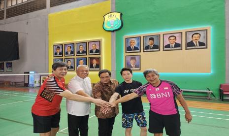 Herry IP (kanan), Kevin Sanjaya Sukamuljo (kedua kanan), dan pengurus PP PBSI berfoto bersama.