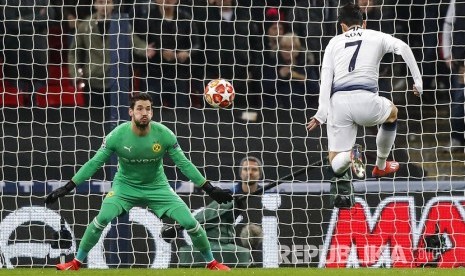   Heung-min Son mencetak gol pertama Tottenham Hotspur ke gawang Borussia Dortmund dalam laga leg pertama babak 16 besar Liga Champions di Stadion Wembley Inggris, Kamis (14/2).