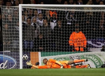 Heurelho Gomes, kiper Tottenham Hotspur, salah mengantisipasi tembakan Cristiano Ronaldo, winger Real Madrid, dari jarak jauh. 