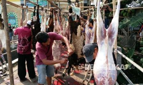 Pemotongan hewan kurban. Kota Depok sudah mempersiapkan protokol kesehatan terkait dengan tata cara pemotongan hewan kurban yang aman dan higienis.