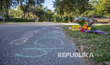 Hiasan bunga diletakan di jalan kecil tempat pelari Ahmaud Arbery ditembak dan dibunuh di Brunswick, Georgia, AS, (7/5). Pelari Ahmaud Arbery tewas setelah ditembak ketika sedang jogging di Brunswick pada 23 Februari 2020. Tersangka pembunuhan dan penyerangan diketahui seorang mantan polisi Gregory McMichael dan anaknya Travis Michael dan telah dimasukan ke penjara Country Glynn. 