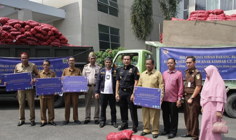 Hibah Bawang Merah. Bea Cukai Aceh menghibahkan bawang merah hasil penindakan kepada  Pemerintah Kota Langsa, Pemerintah Kota Banda Aceh dan Pemerintah Kabupaten Aceh Jaya dan Aceh Besar.