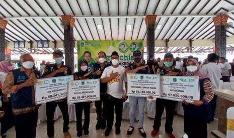 Hibah kompetitif diberikan kepada 17 penerima manfaat wirausahawan muda milenial yang selama ini konsisten bergerak di bidang pertanian dan peternakan. Total dana hibah yang diterima sebesar Rp 1.067.507.300.