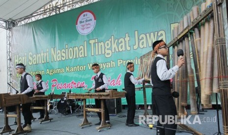 Hiburan musik angklung dan arumba oleh para santri pada peringatan Hari Santri Nasional 2017 Tingkat Jawa Barat, di halaman Masjid Raya Provinsi Jawa Barat, di Alun-alun Kota Bandung, Kamis (26/10).