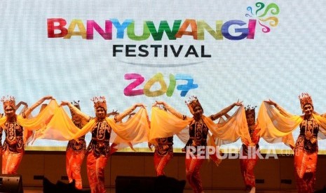 Hiburan tari-tarian saat peluncuran Banyuwangi Festival 2017 di Balairung Soesilo Soedarman, Gedung Sapta Pesona, Kemenpar, Jakarta, Jumat (3/2).