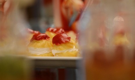 Hidangan bernama Blueberry Tartlet di Restoran Hotel Gran Melia, Jakarta Selatan, Selasa (11/8). 