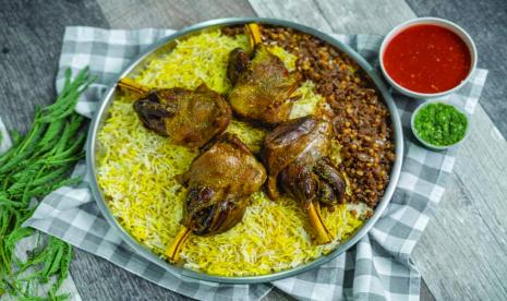 Hidangan tradisional Kuwait majboos laham (nasi yang dimasak dengan daging kambing atau sapi). Menu makanan ini biasanya tersedia di meja makan masyarakat Kuwait saat Ramadhan.