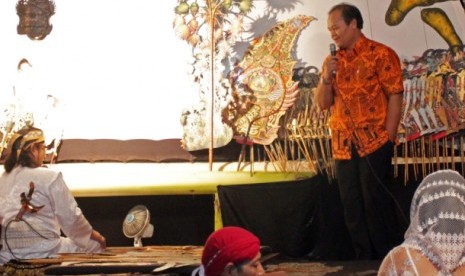 Hidayat menonton wayang.