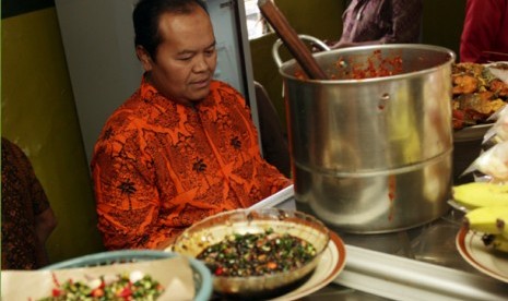 Hidayat Nur Wahid, cagub DKI no.4 melewati santap siang di Warung Tegal (Warteg) Gewart Dago. Hal itu dilakukannya usai mengisi khutbah ibadah shalat Jum'at di Masjid Al Hidayah Kelurahan Kebun Pala Kecamatan Makasar, Jakarta Timur.