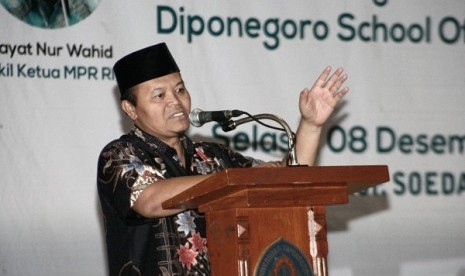 Hidayat Nur Wahid dalam simposium bersama tokoh nasional yang diselenggarakan Badan Eksekutif Mahasiswa (BEM) Universitas Diponegoro (Undip) dalam rangka Diponegoro School of Nation 2015 di Gedung Prof Sudarto Undip, Semarang, Selasa (8/12).  