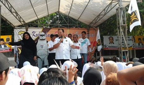 Hidayat Nur Wahid di depan massanya