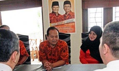 Hidayat Nur Wahid mengenakan batik Beresin Jakarta.