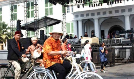 Hidayat tunggangi sepeda ontel keliling kota tua, Kamis (5/7).