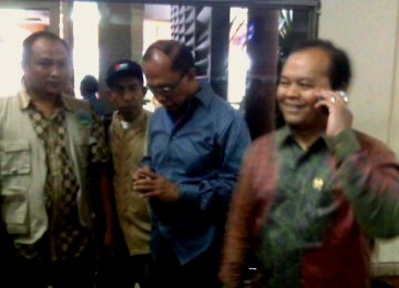 Hidayat Nur Wahid dan beberapa anggota Komisi I DPR RI menyambut kedatangan Relawan Indonesia untuk Gaza di Bandara Soekarno Hatta, Jakarta