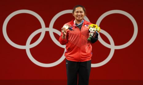 Hidilyn Diaz berpose dengan medali emas angkat besi putri 55 kg di Olimpiade Tokyo 2020.