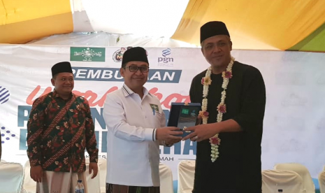 Hidup Sehat di Pesantren. Penyerahan cinderamata dari Ketua PP RMI NU, KH Abdul Ghoffar Rozin, kepada Perwakilan Manajemen PT PGN, Santiaji Gunawan pada pembukaan Workshop Pesantrenku Bersih Pesantrenku Sehat-Mewujudkan Pesantren Sehat Melalui Pola Hidup Bersih. 