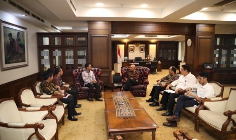 hief Strategy Officer Bukalapak, Teddy Oetomo, bersama dengan CEO Emtek, Alvin Sariaatmadja, bertemu dengan Menteri Koperasi dan UKM RI, Teten Masduki di Kantor Kementerian Koperasi dan UKM,  Rabu (6/11). 