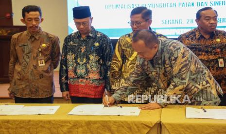 High Level Meeting (HLM) Penandatanganan Perjanjian Kerja Sama (PKS) antara Pemerintah Provinsi Banten dengan Pemerintah Kabupaten/Kota tentang Optimalisasi Pemungutan Pajak dan Sinergi Pemungutan Opsen di Horison Ultima Ratu, Kota Serang, Kamis (28/11/2024).