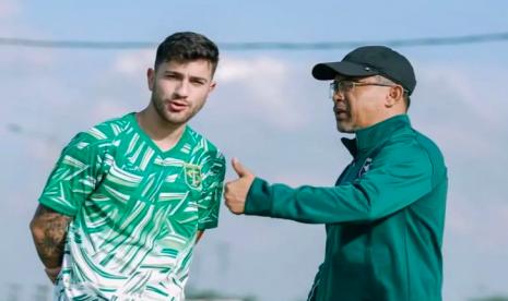 Higor Felipe Vidal bersama pelatih Persebaya Surabaya Aji Santoso (kanan).