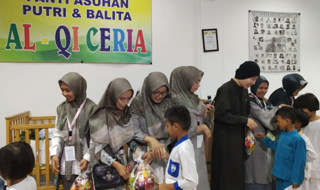 Hijabers Community Bogor Selenggarkaan Ramadhan Festival bersama anak yatim piatu di Yayasan Akbar Alqi, Bogor, Sabtu (11/5). 