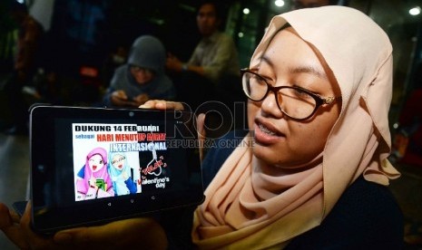 Hijabers menunjukkan gambar dukungan tanggal 14 Februari sebagai Hari Menutup Aurat Internasional dan Menolak Valentine's Day, Jakarta, Jumat (13/2).