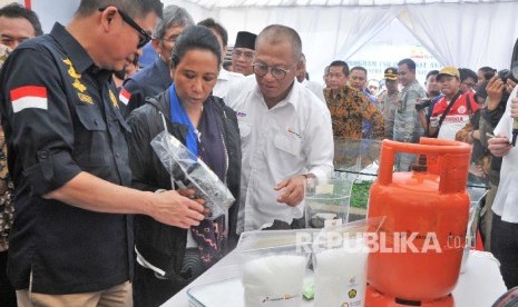 HILIRISASI BATU BARA: Menteri ESDM Ignasius Jonan (kiri) dan Menteri BUMN Rini Soemarno (kedua kiri) didampingi Direktur Utama PT Bukit Asam Tbk (PTBA) Arviyan Arifin (ketiga kiri) melihat hasil konversi batubara berupa Dimethyl Ether (DME) sebagai subtitusi LPG, urea sebagai pupuk dan polypropylene sebagai bahan baku plastik pada pencanangan hilirisasi batubara oleh PTBA di Bukit Asam Coal Based Special Economic Zone (BACBSEZ) Tanjung Enim, Kabupaten Muara Enim, Sumsel, Ahad (3/3)