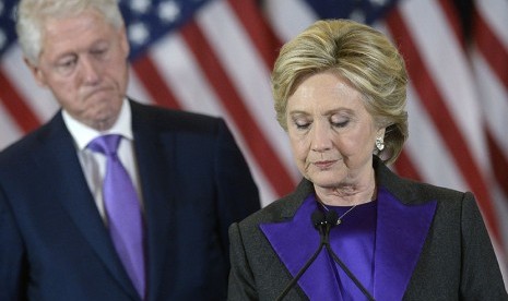 Kandidat Presiden Amerika Serikat (AS) dari Partai Demokrat, Hillary Clinton,  didampingi suaminya mantan Presiden AS Bill Clinton, memberikan pidato atas kekalahannya dalam pemilu di New York, Rabu (9/11).