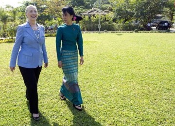 Hillary Clinton dan Aung San Suu Kyi