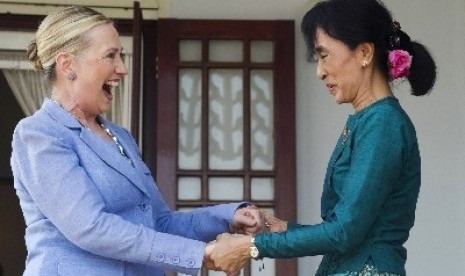 Hillary Clinton dan Aung San Suu Kyi