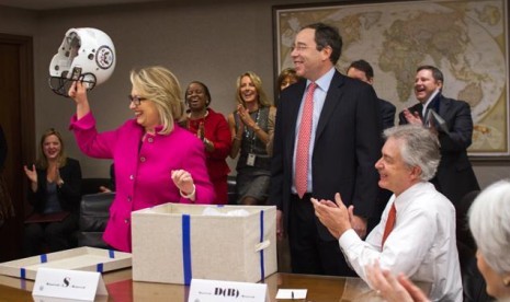 Hillary Clinton dan hadiah dari para stafnya