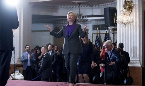 Hillary Clinton mengenakan setelan ungu saat akan menyampaikan pidato konsesinya usai pertarungannya di Pilpres AS dikalahkan oleh Donald Trump.