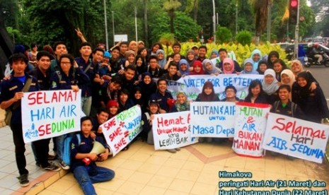 HIMAKOVA beserta para mahasiswa memperingati Hari Kehutanan dan Air Dunia di area Tugu Kujang, Bogor (25/3).