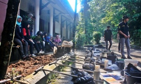 Himakova melakukan pendidikan konservasi melalui pembuatan lubang resapan biopori.