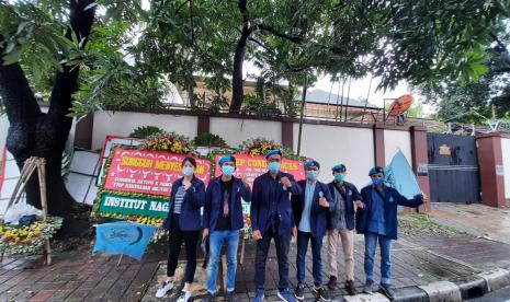 Himpunan Mahasiswa Buddhis Indonesia di depan Kantor Kedubes Myanmar.