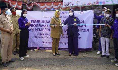 Himpunan Mahasiswa Ilmu Komunikasi Fakultas Ilmu Sosial dan Ilmu Politik Universitas Muhammadiyah Jakarta (Himakom FISIP UMJ), melaksanakan kegiatan sosialisasi Program Holistik Pemberdayaan dan Pembinaan Desa (PHP2D).   Program PHP2D dibuka melalui acara sosialisasi pemaparan program kerja pada Senin, (11/9)  yang dihadiri Kepala Desa Kuripan beserta para jajarannya, Ketua Prodi Ilmu Komunikasi FISIP UMJ, perwakilan Karang Taruna, ketua RT dan RW setempat serta perwakilan warga desa.