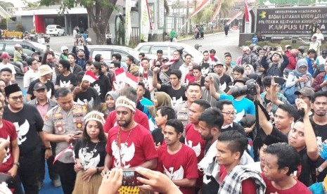 Himpunan Mahasiswa Islam (HMI), Gerakan Mahasiswa Nasional Indonesia (GMNI) Malang dan mahasiswa Papua mengadakan aksi damai Bhineka Tunggal Ika Indah di Bumi Arema, di Simpang Balapan, Kota Malang, Jumat (23/8). 