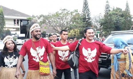 Himpunan Mahasiswa Islam (HMI), Gerakan Mahasiswa Nasional Indonesia (GMNI) Malang dan mahasiswa Papua mengadakan aksi damai Bhineka Tunggal Ika Indah di Bumi Arema, di Simpang Balapan, Kota Malang, Jumat (23/8). 