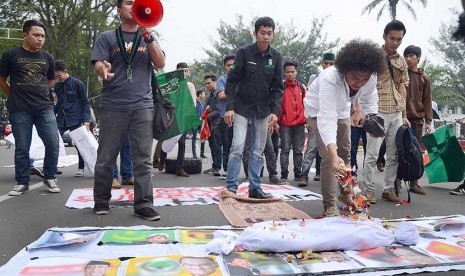 Himpunan Mahasiswa Islam (HMI) menggelar aksi shalat jenazah sebagai simbol matinya hukum Indonesia yang tidak bisa tegas terhadap kasus-kasus para calon pemimpin yang akan bertarung pada Pemilu 2014 di depan Gedung Sate, Kota Bandung, Kamis (27/2).