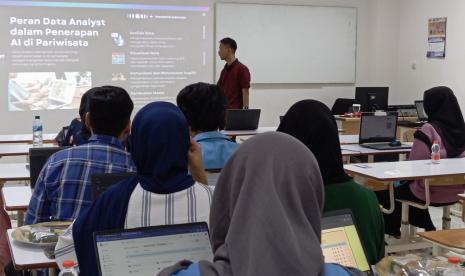 Himpunan Mahasiswa Sains Data (HIMASATA) Universitas Nusa Mandiri (UNM) kembali menunjukkan komitmennya sebagai pionir dalam menghadapi revolusi industri 4.0 dengan sukses menyelenggarakan workshop bertajuk “Penerapan AI di Bidang Pariwisata”.