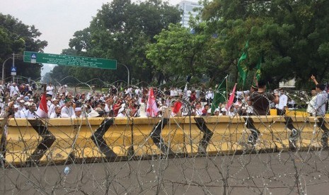 Hindari bentrok, polisi Pasang besi pembatas dengam demonstran di depan Monas, jalan merdeka timur, Jumat (4/11)