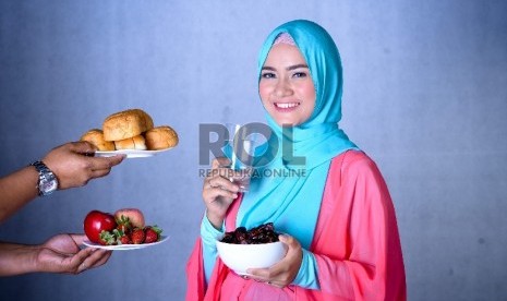 Hindari kesalahkaprahan saat berbuka puasa dengan mengonsumsi terlalu banyak makanan manis dan karbohidrat.