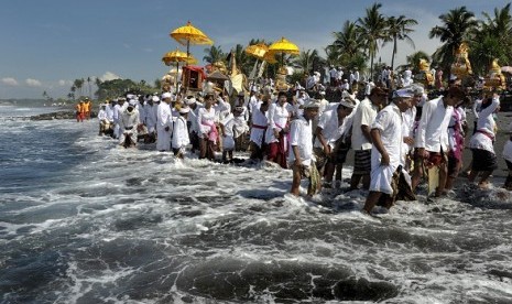 Hindus perform their religious ritual in Bali. (illustration)