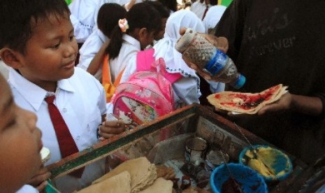 Hingga 44 persen jajanan anak di sekolah mengandung bahan yang kurang sehat bagi anak.