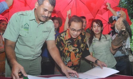 Hino Indonesia dan Taman Safari Indonesia berinisiatif untuk melindungi elang jawa melalui program Corporate Social Responsibility (CSR). 