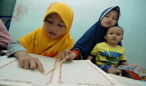 Ilustrasi orang tua mengasuh anak. Faktor yang Pengaruhi Perbedaan Pola Asuh Dulu dan Sekarang