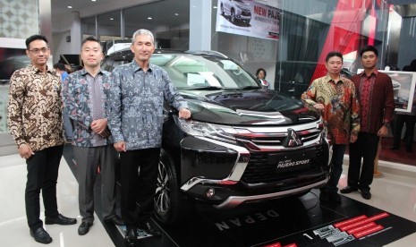 Hisashi Ishimaki, President Direktur PT KTB (ketiga dari kir), bersama manajemen PT KTB dan pimpinan dealer PT Berlian Maju Motor juga memperkenalkan All New Pajero Sport secara resmi di kota Palembang